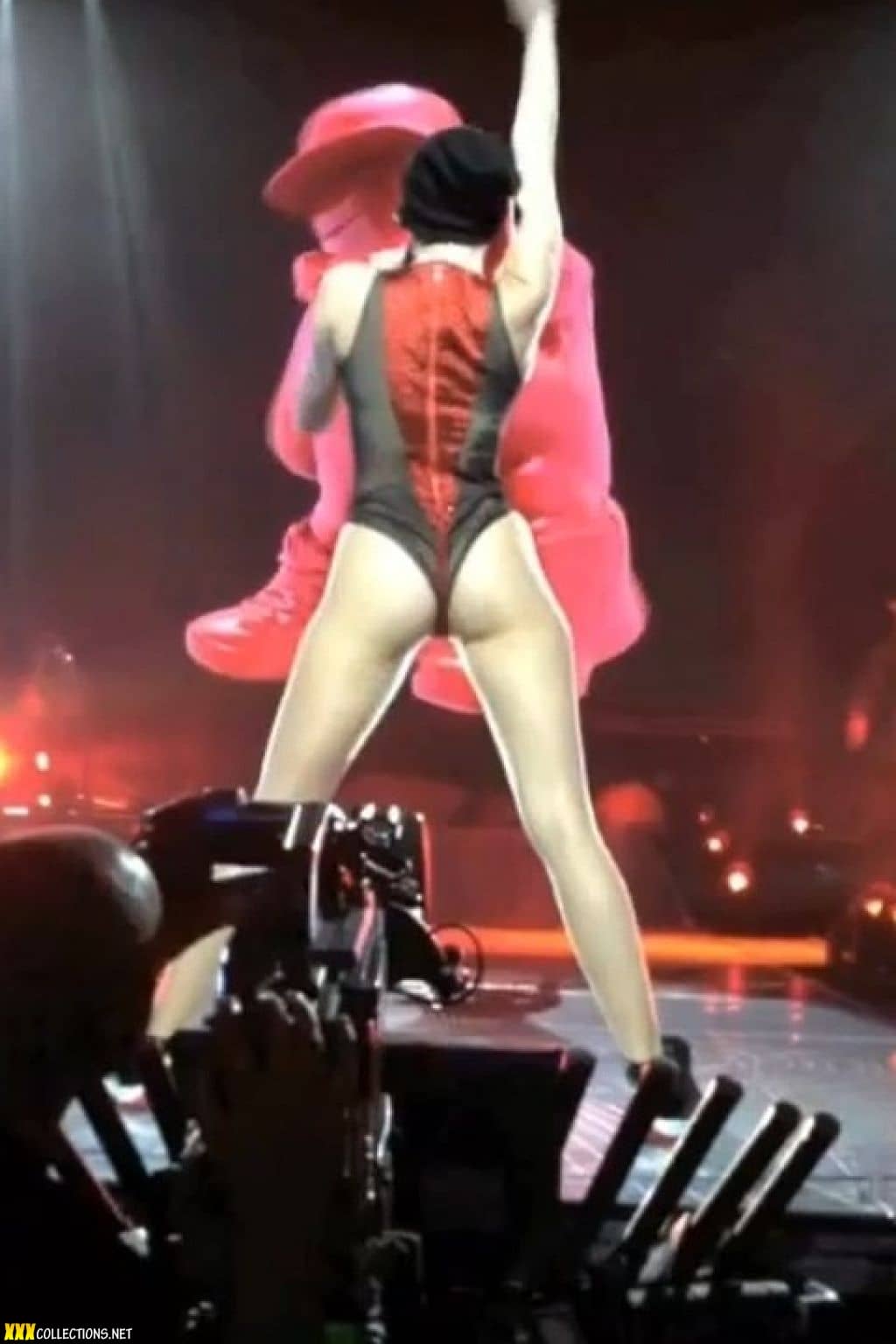 Miley Shaking Her Ass 104