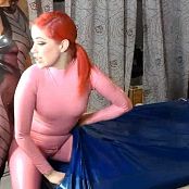 LatexBarbie粉红色的紧身连衣裤 & 蓝真空床现场展示高清视频