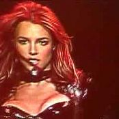  Britney Spears พิษเซ็กซี่และเหงื่อออกในวิดีโอเครื่องแต่งกาย PVC